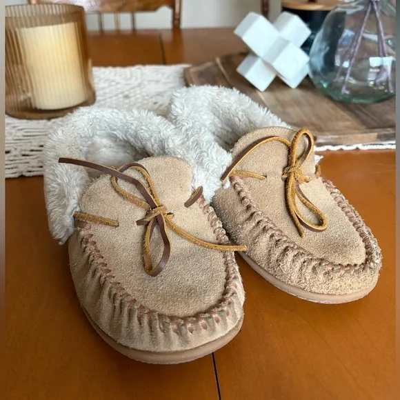 Minnetonka Moccasin Slippers with Faux Fur Lining - Picture 1 of 5